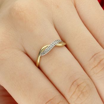 Złoty pierścionek damski 375 przeplatany z cyrkoniami – biało-żółte złoto cyrkonie.jpg